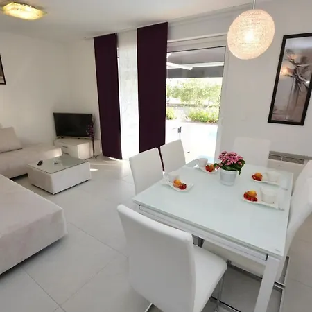 1 With The Swimming Pool Apartamento Turanj