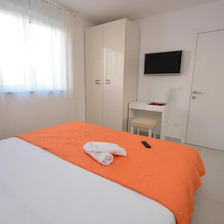 1 With The Swimming Pool * トゥラニ