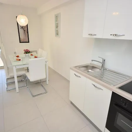 アパート 1 With The Swimming Pool トゥラニ