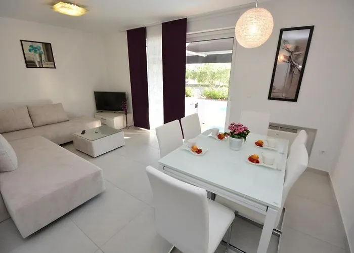 1 With The Swimming Pool Apartamento Turanj