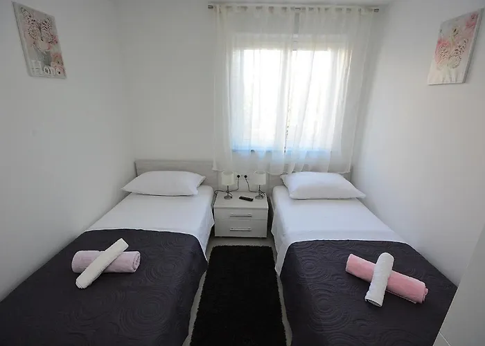 1 With The Swimming Pool Apartamento Turanj