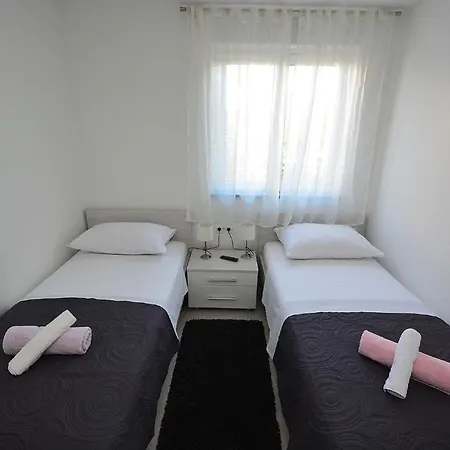 1 With The Swimming Pool Appartement Turanj